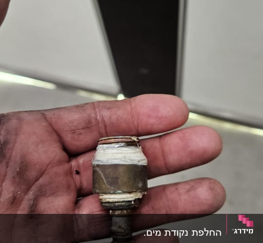 חלק צנרת או מחבר פליז עטוף בסרט טפלון בכף יד